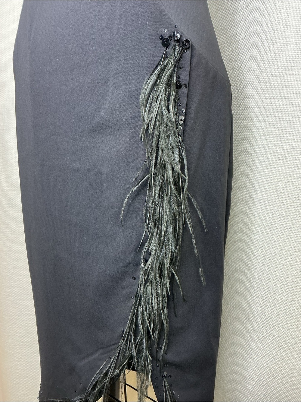 Carmen Marc Valvo Black Feather Trim Cocktail Dress Sleeveless Size 4 Chic - Picture 2 of 10